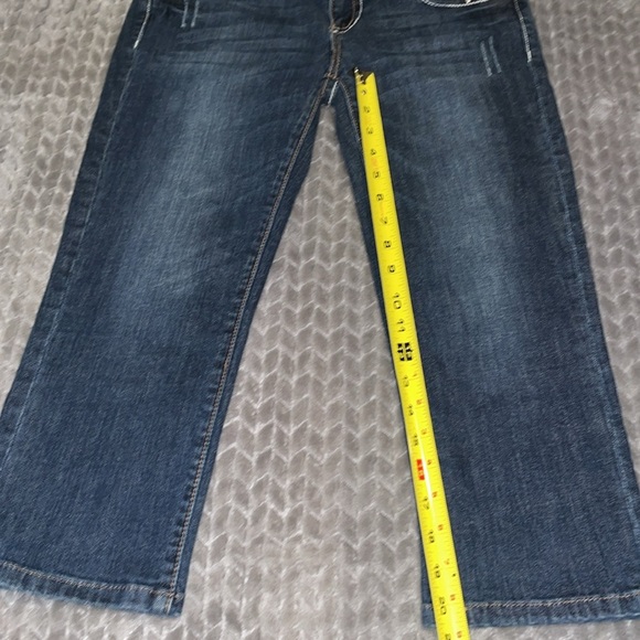 L.A. Idol Jean Capris.  Light Distress w Rhinestones.  Size 9. W 32/ L 18. - Picture 9 of 11